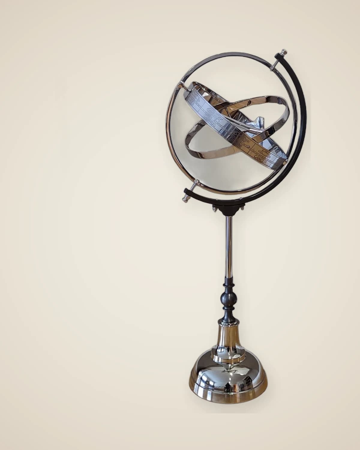 Объект "Самолет" в серебряной сфере Глобуса — TUTA — 2