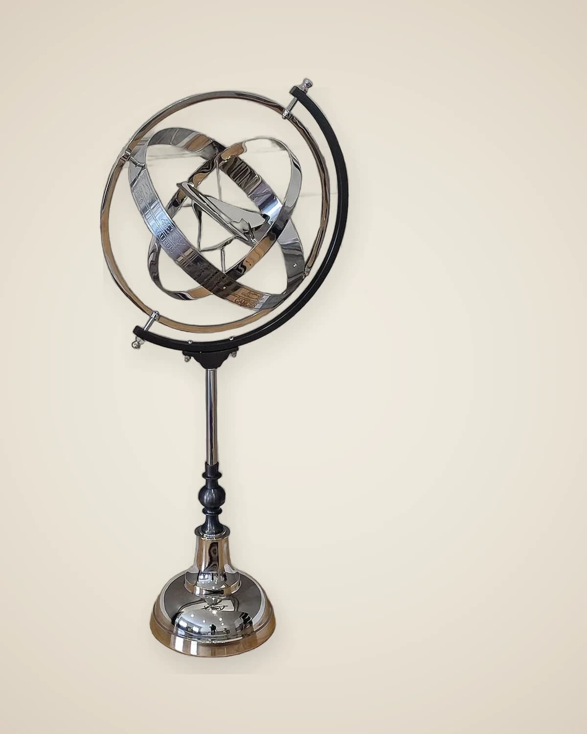 Объект "Самолет" в серебряной сфере Глобуса — TUTA — 3