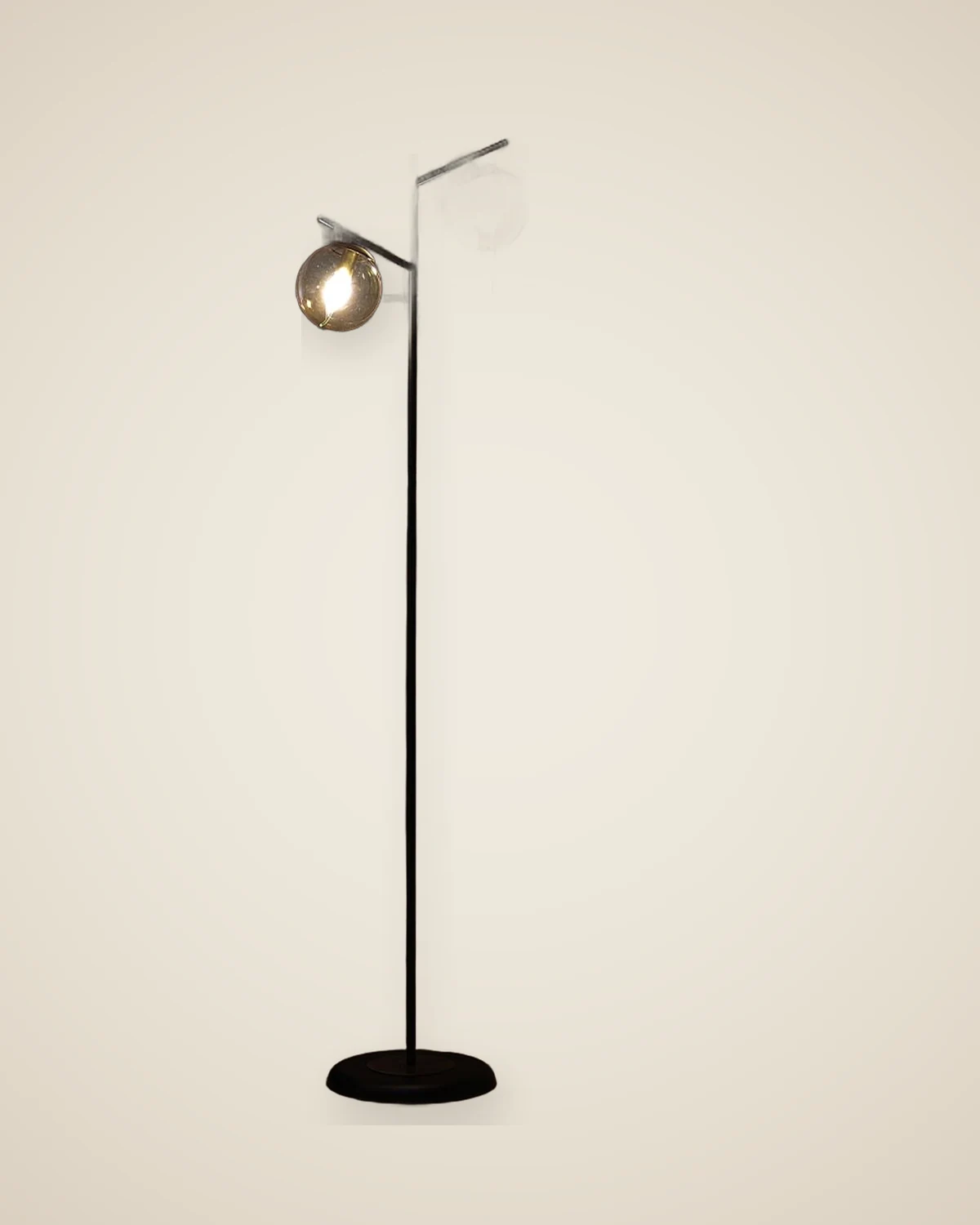 Antike Stehlampe aus Metall mit schwarzem Körper und goldenen Beinen — TUTA — 2