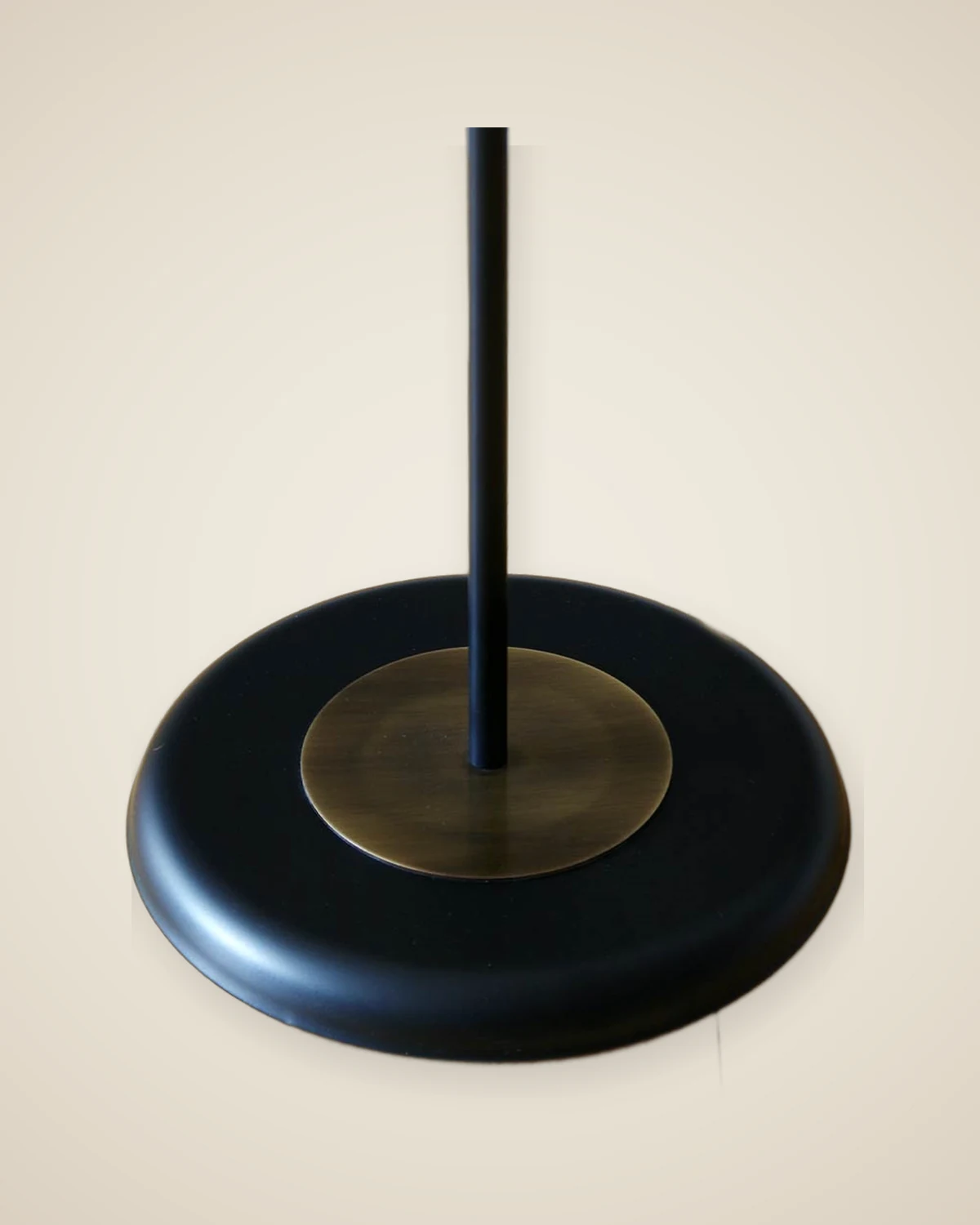 Antike Stehlampe aus Metall mit schwarzem Körper und goldenen Beinen — TUTA — 4