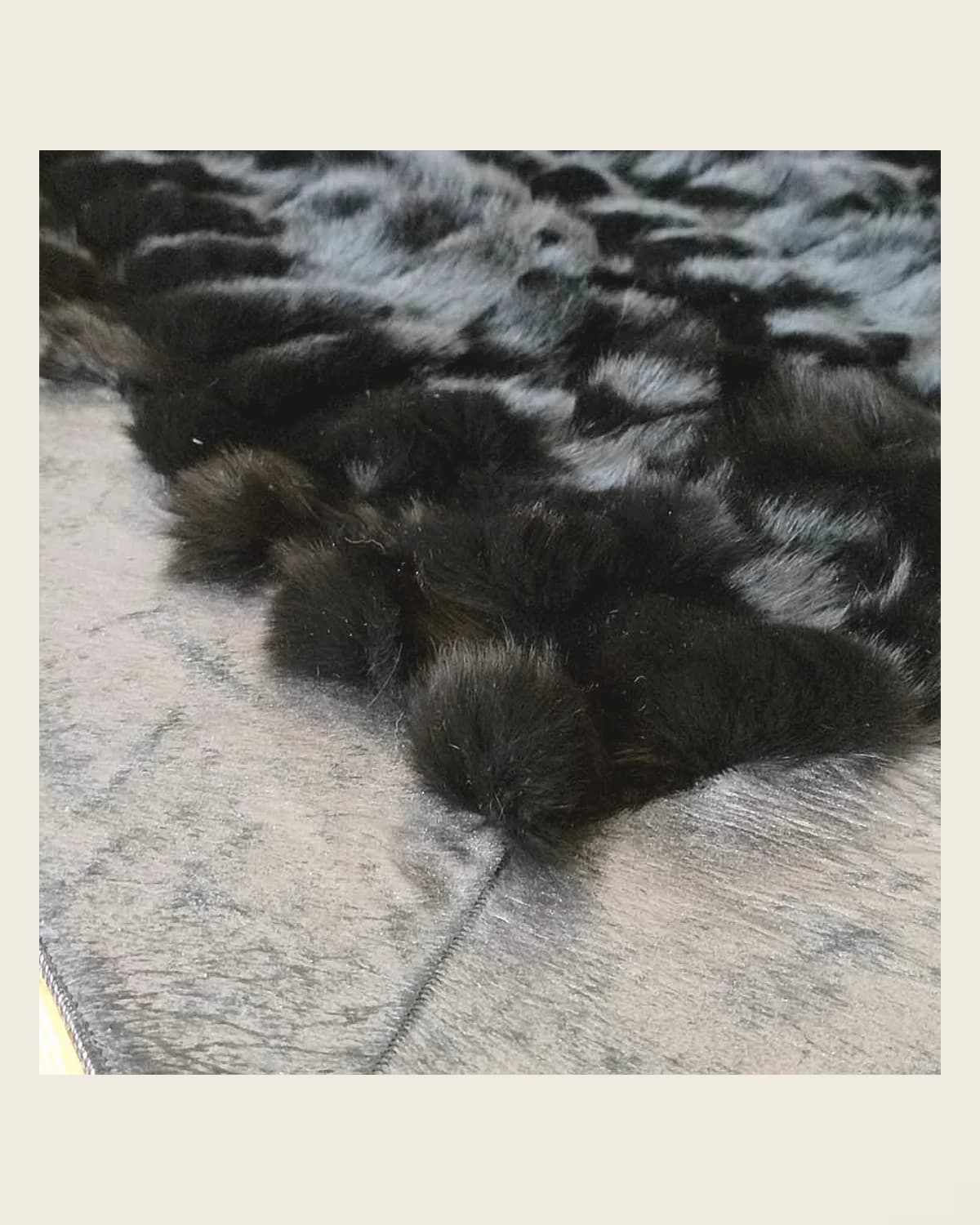 Beykoz Original Teppich aus schwarzem Pelzleder — TUTA — 5