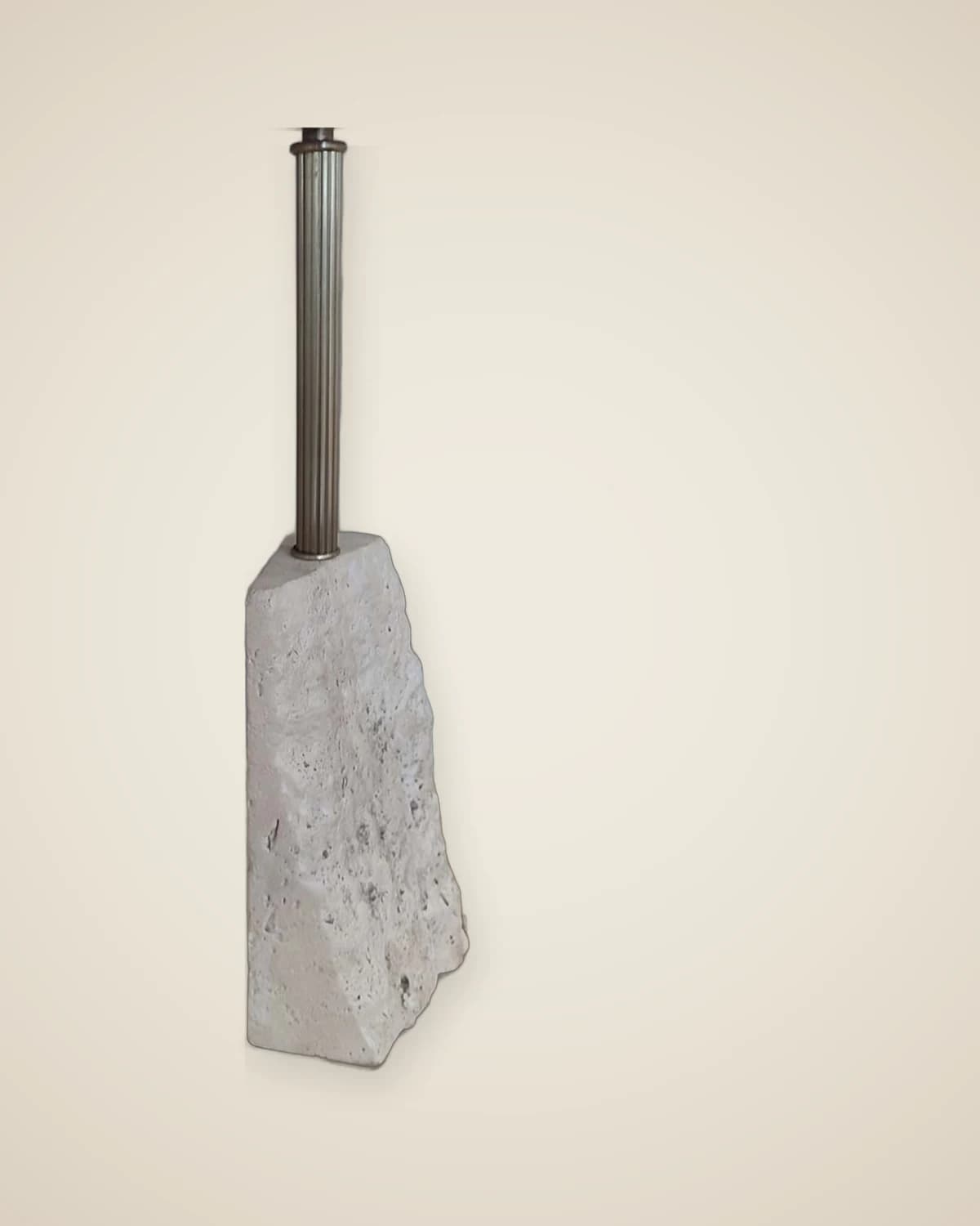 Luxuriöses und stilvolles Doppel-Beistelltisch-Set mit echtem Travertinstein — TUTA — 5