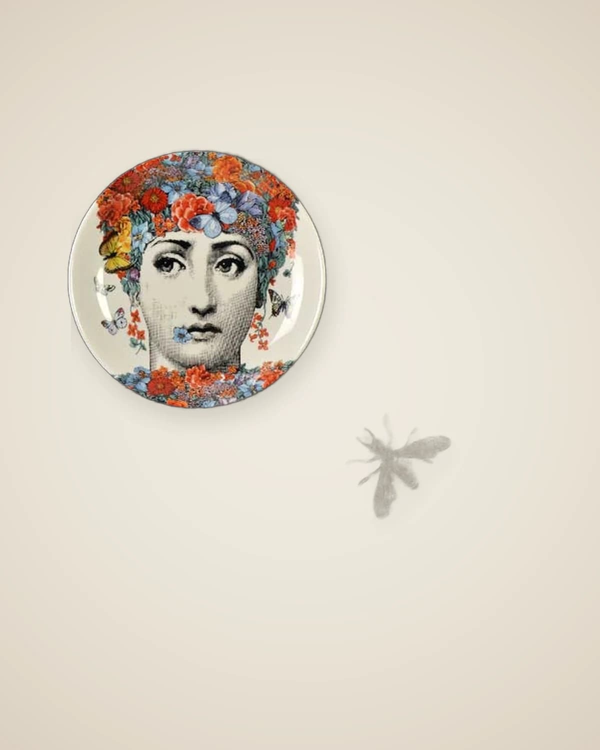 Luxuriöses dekoratives Gemälde mit Fornosetti-Teller — TUTA — 2