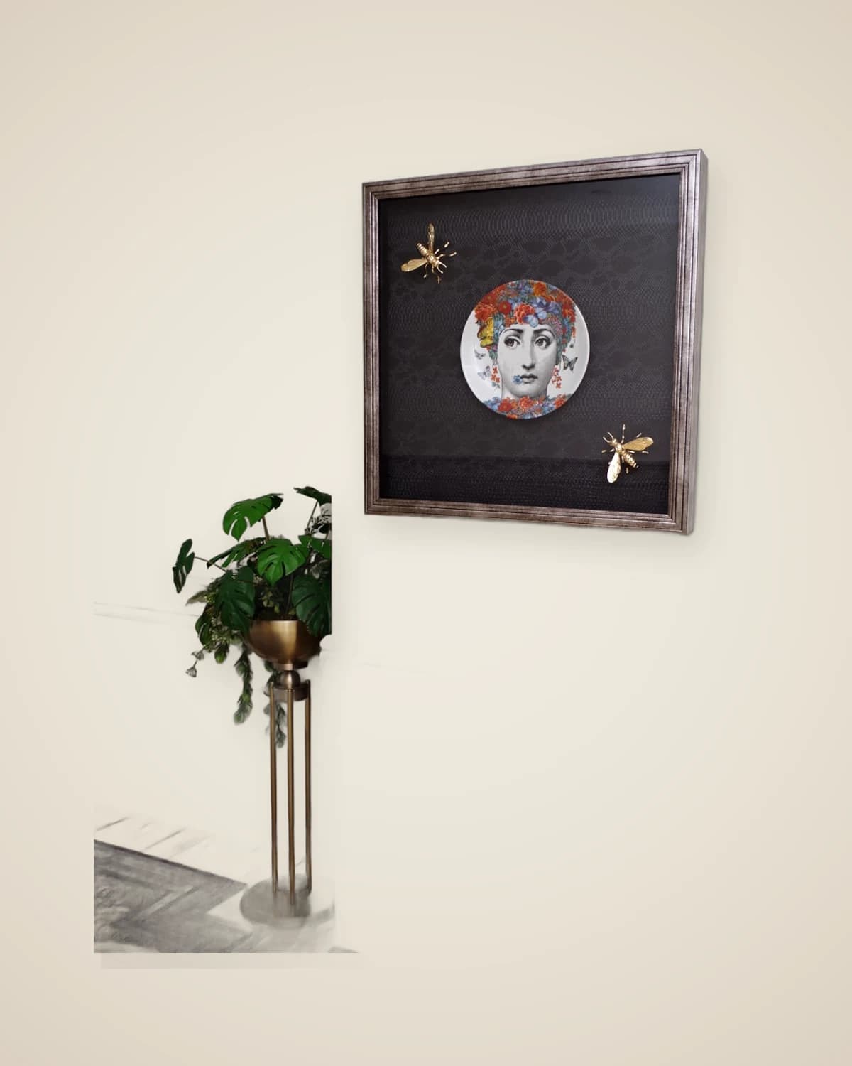 Luxuriöses dekoratives Gemälde mit Fornosetti-Teller — TUTA — 5