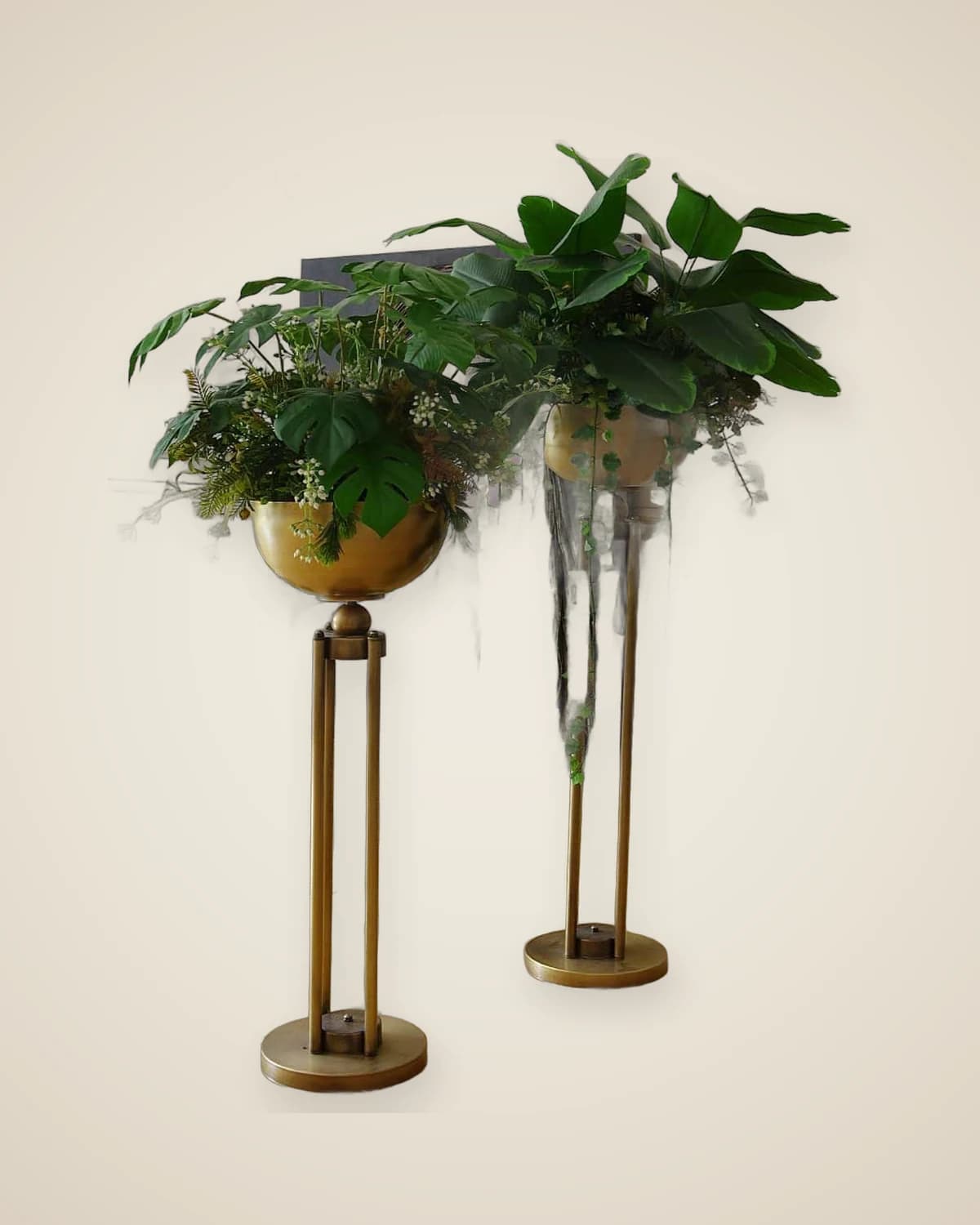 Роскошный старинный золотой цветочный горшок на металлических ножках — TUTA — 3