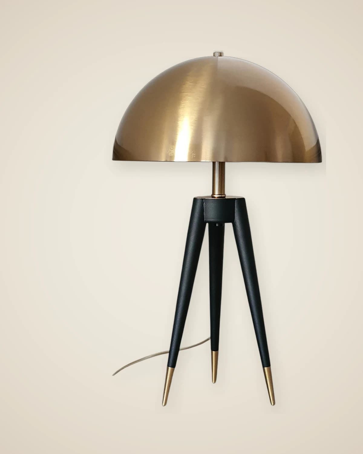 Dreibeiniger, goldfarbener Lampenschirm aus Metall — TUTA — 2