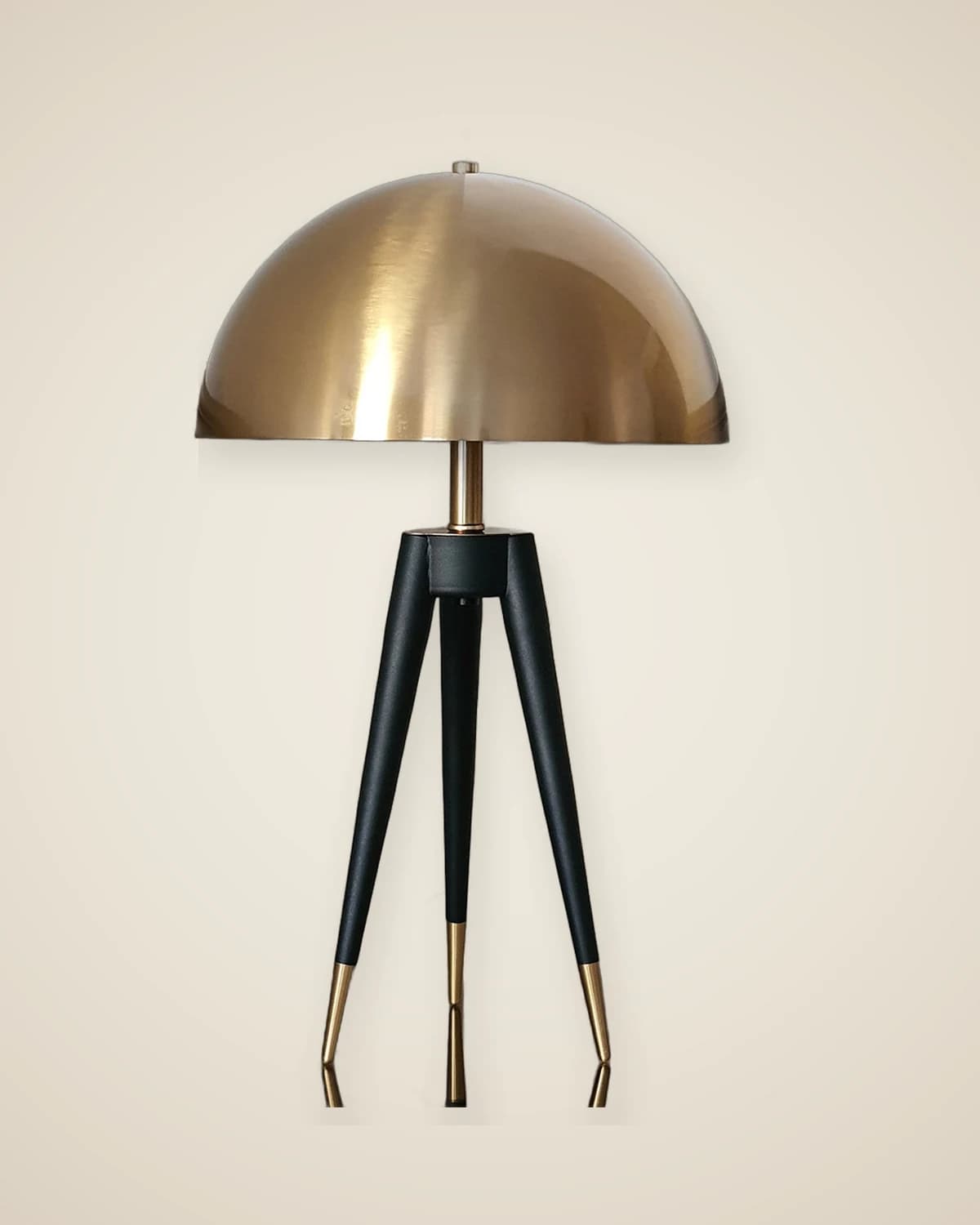 Dreibeiniger, goldfarbener Lampenschirm aus Metall — TUTA — 3