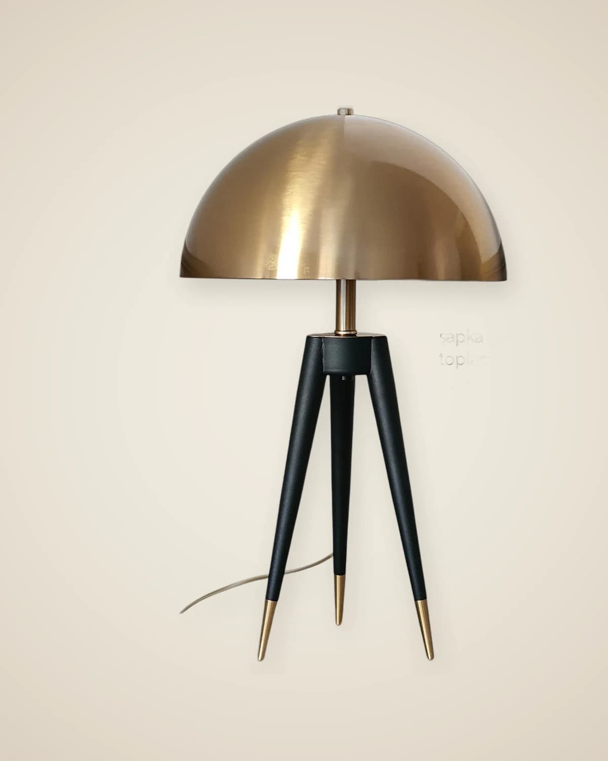 Dreibeiniger, goldfarbener Lampenschirm aus Metall — TUTA — 4