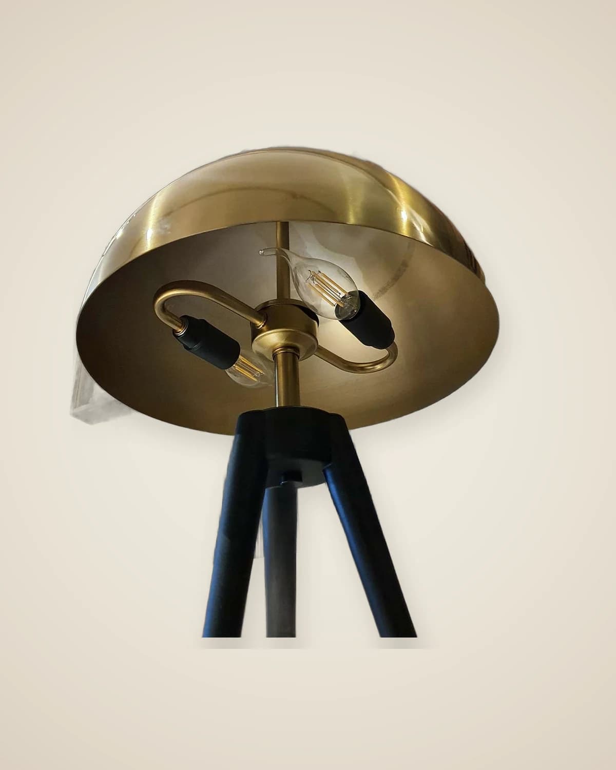 Dreibeiniger, goldfarbener Lampenschirm aus Metall — TUTA — 5