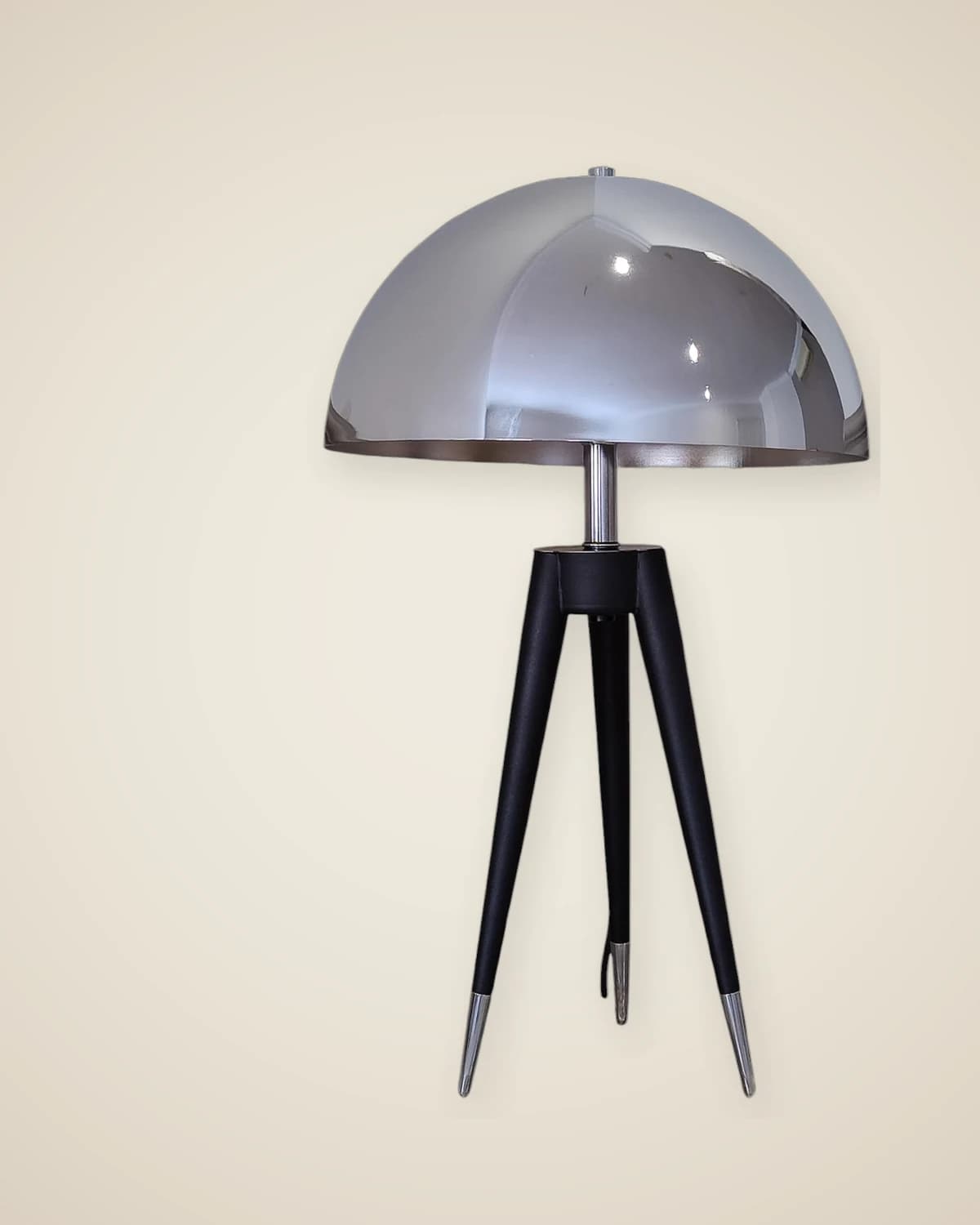 Metallstativ, Stativ, silberner Lampenschirm — TUTA — 2