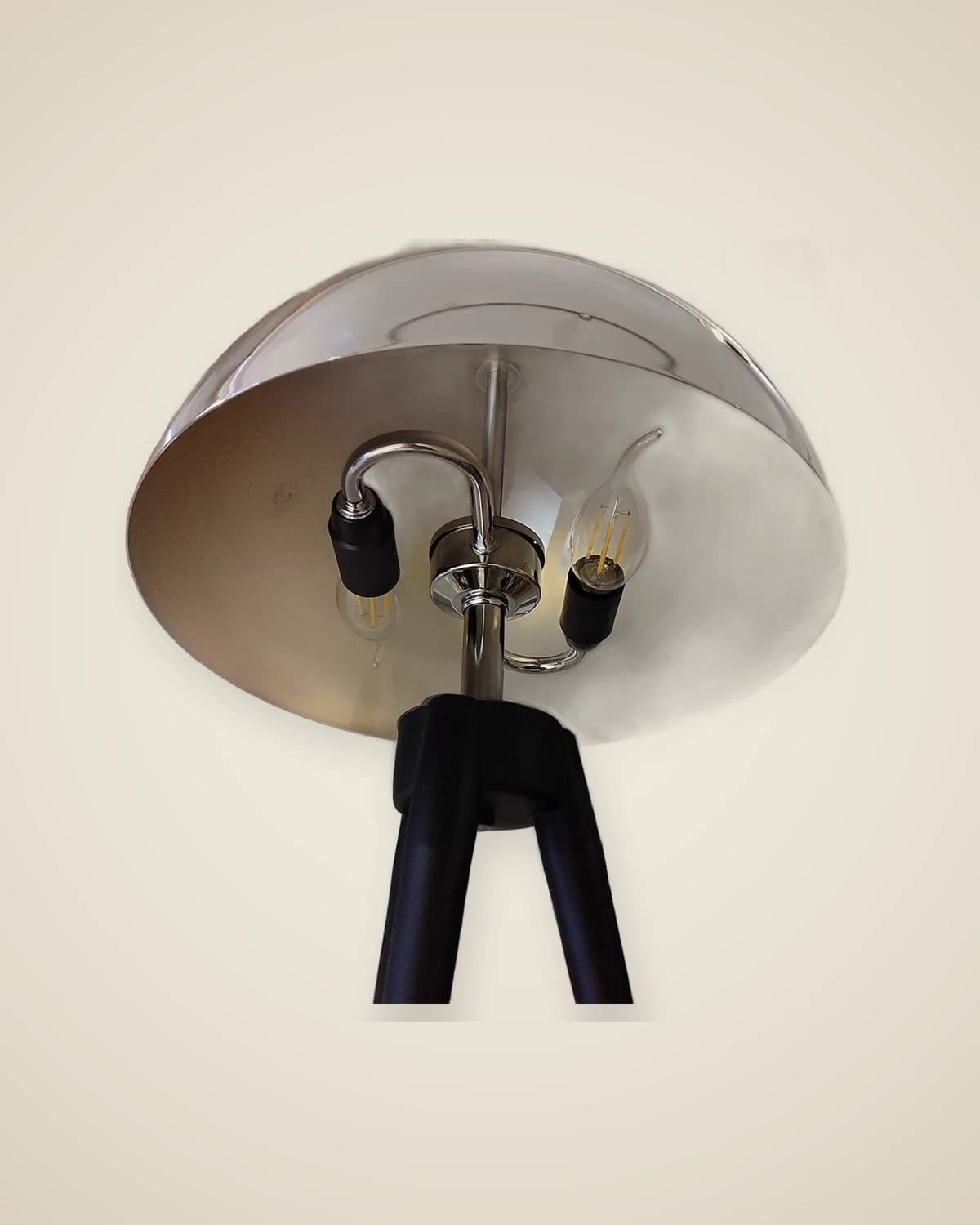 Metallstativ, Stativ, silberner Lampenschirm — TUTA — 5