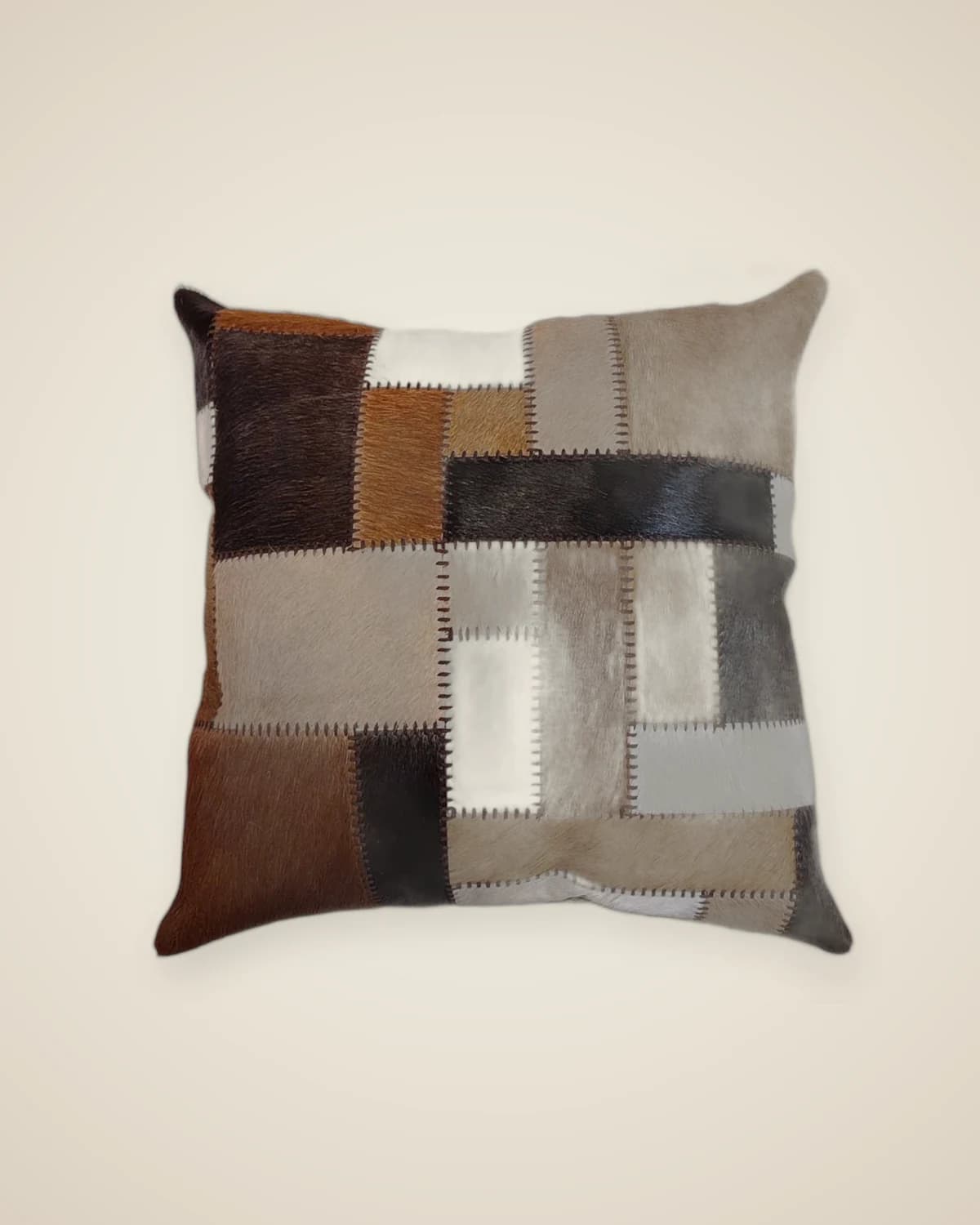 Mora, gemustertes Patchwork-Wurfkissen aus Naturleder – mit Reißverschluss gefülltes, farbenfrohes Dekokissen (45 x 45 cm) — TUTA — 2