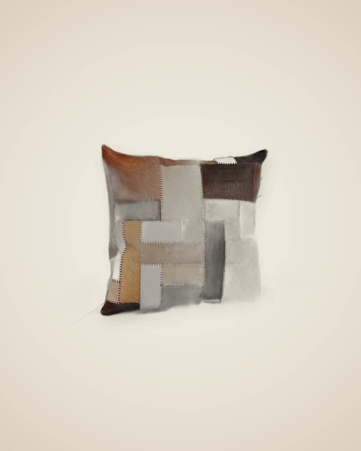 Mora, gemustertes Patchwork-Wurfkissen aus Naturleder – mit Reißverschluss gefülltes, farbenfrohes Dekokissen (45 x 45 cm) — TUTA — 3