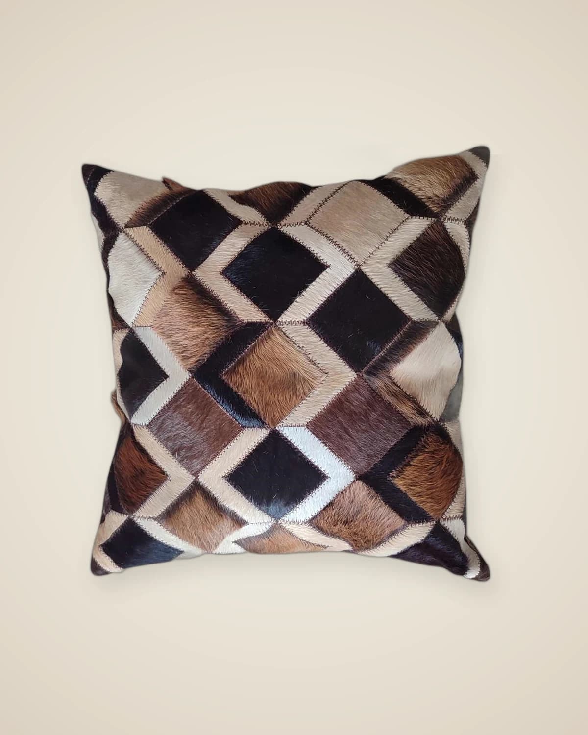 Neo-gemustertes Patchwork-Wurfkissen aus Naturleder – mit Reißverschluss gefülltes, farbenfrohes Dekokissen (45 x 45 cm) — TUTA — 2