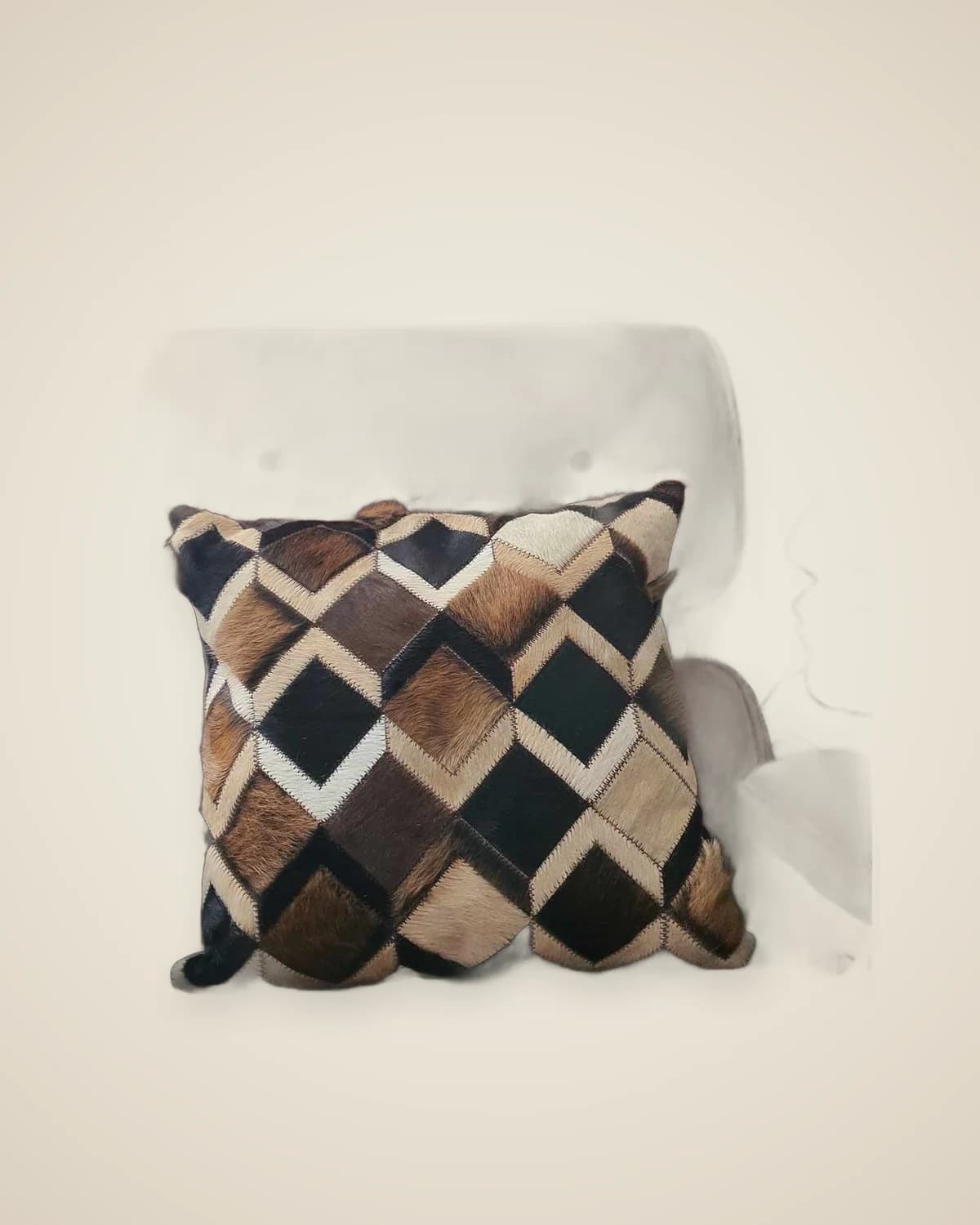 Neo-gemustertes Patchwork-Wurfkissen aus Naturleder – mit Reißverschluss gefülltes, farbenfrohes Dekokissen (45 x 45 cm) — TUTA — 3