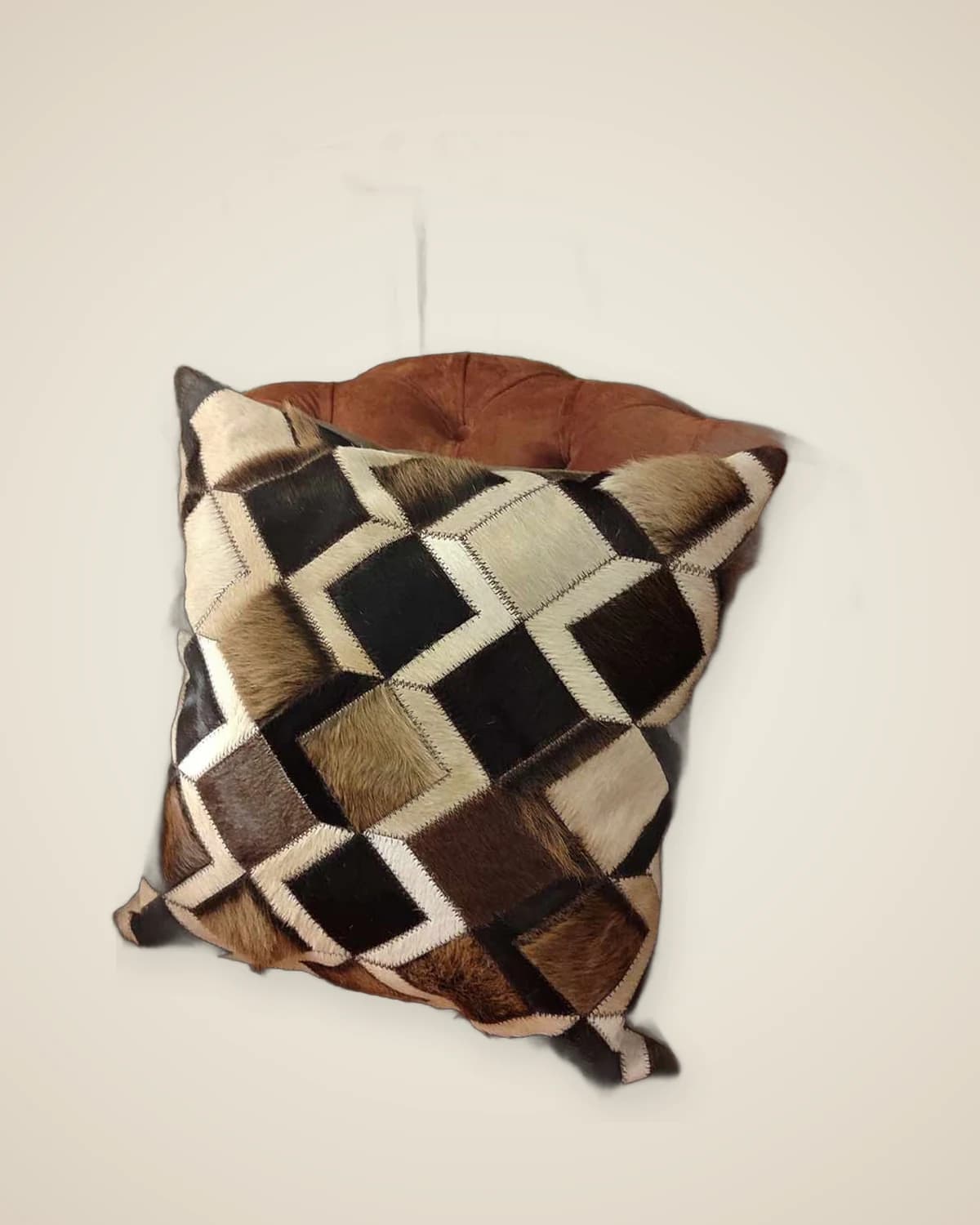 Neo-gemustertes Patchwork-Wurfkissen aus Naturleder – mit Reißverschluss gefülltes, farbenfrohes Dekokissen (45 x 45 cm) — TUTA — 5