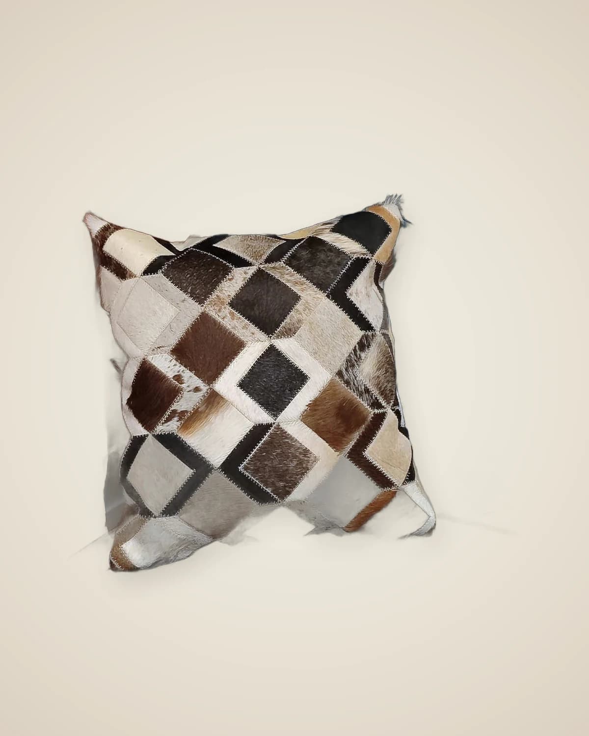 Neom gemustertes Patchwork-Wurfkissen aus Naturleder – mit Reißverschluss gefülltes, farbenfrohes Dekokissen (45 x 45 cm) — TUTA — 3