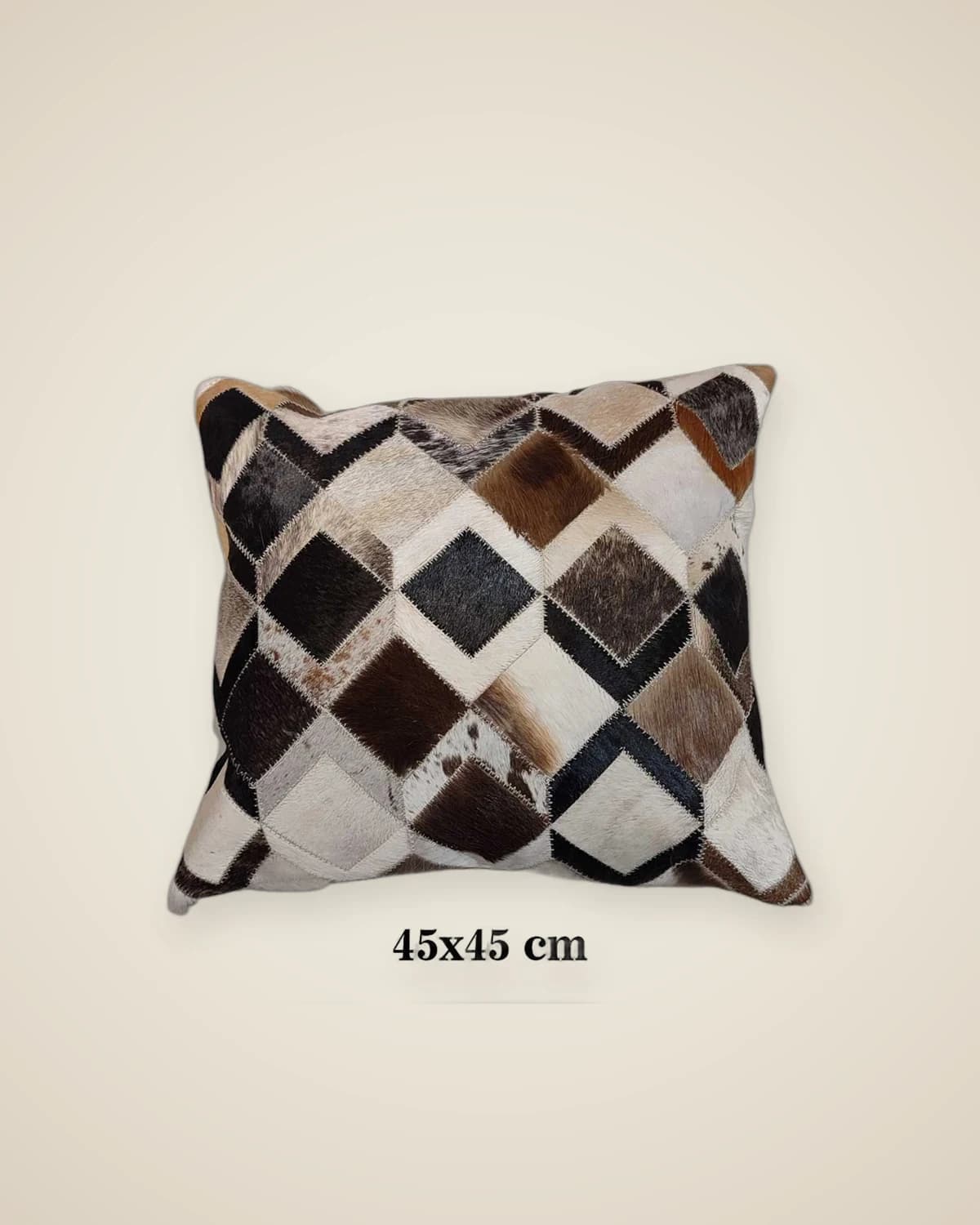 Neom gemustertes Patchwork-Wurfkissen aus Naturleder – mit Reißverschluss gefülltes, farbenfrohes Dekokissen (45 x 45 cm) — TUTA — 4