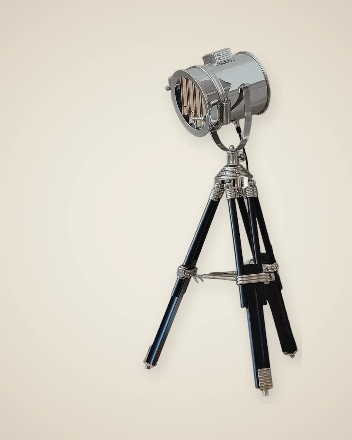 Stehlampe im Savaria-Leuchtturm-Design mit dreibeinigem Holzbein und goldenem Kopf — TUTA — 2