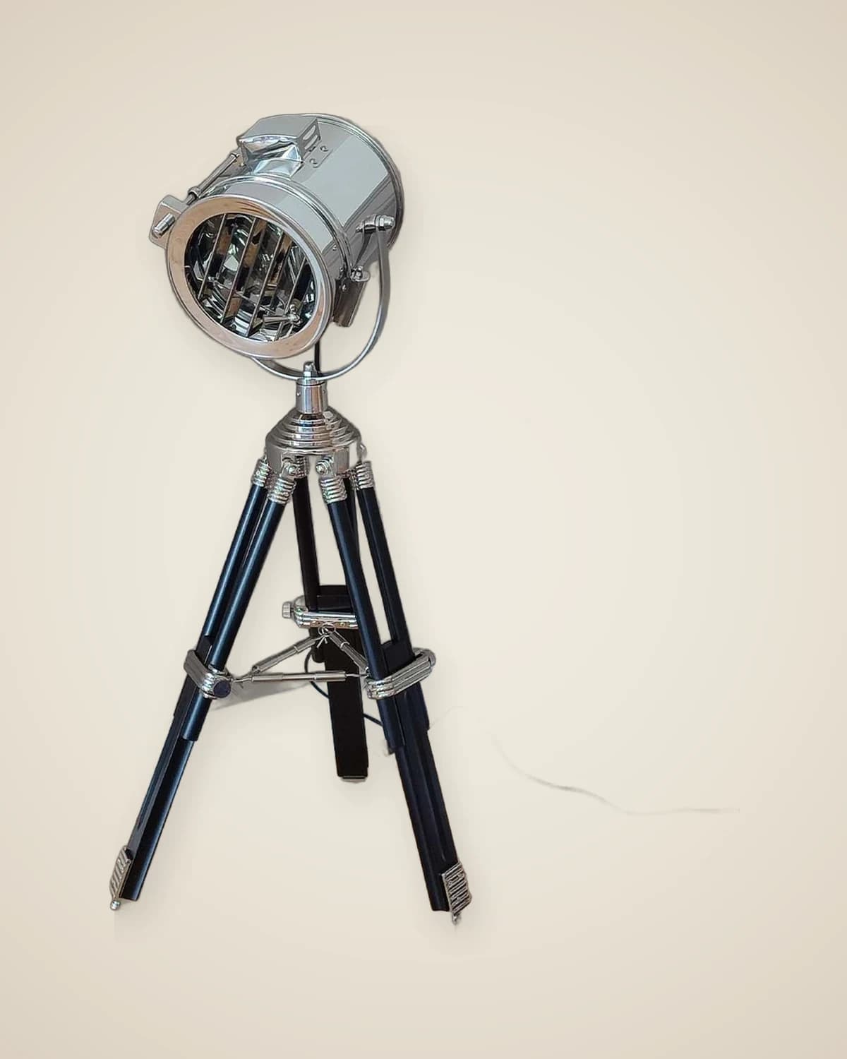 Stehlampe im Savaria-Leuchtturm-Design mit dreibeinigem Holzbein und goldenem Kopf — TUTA — 3