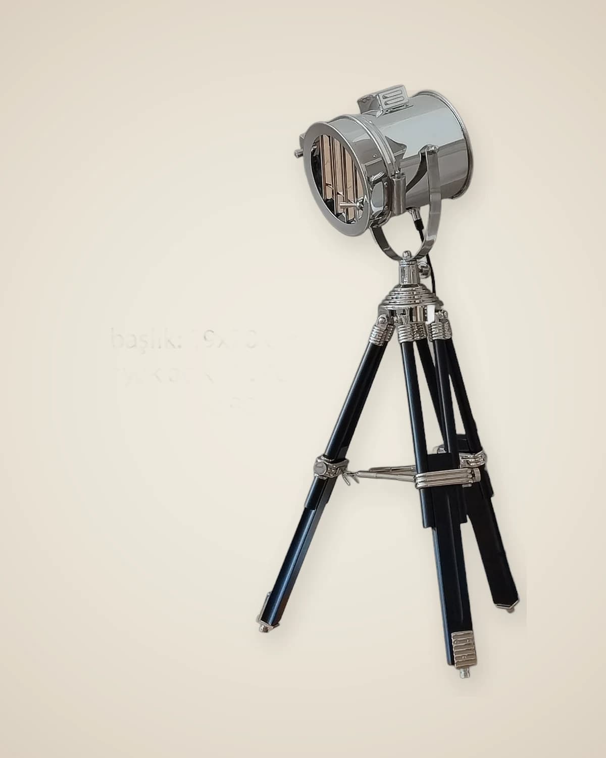 Stehlampe im Savaria-Leuchtturm-Design mit dreibeinigem Holzbein und goldenem Kopf — TUTA — 4