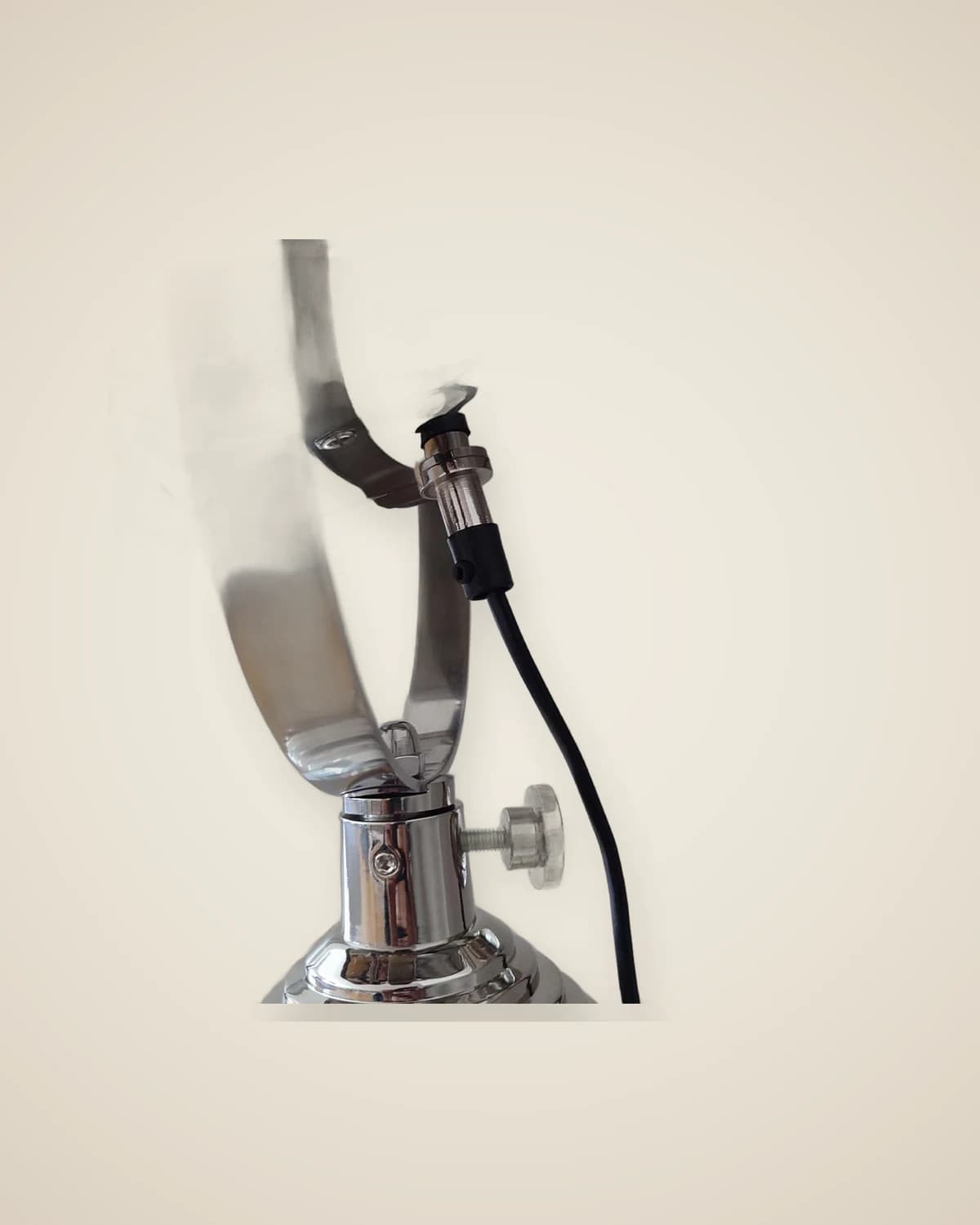 Stehlampe im Savaria-Leuchtturm-Design mit dreibeinigem Holzbein und goldenem Kopf — TUTA — 5