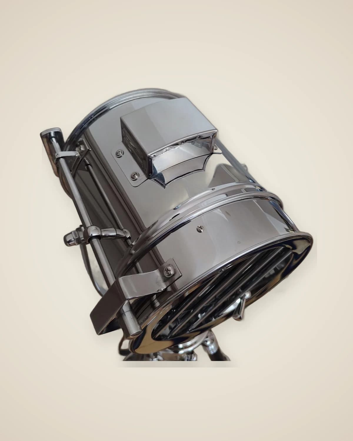 Stehlampe im Savaria-Leuchtturm-Design mit dreibeinigem Holzbein und goldenem Kopf — TUTA — 6