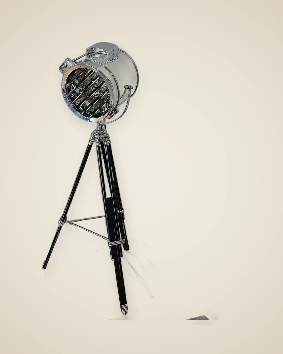 Savaria Holzbeinstativ, silberfarbener Leuchtturm-Design-Stehlampe, große Größe — TUTA — 3