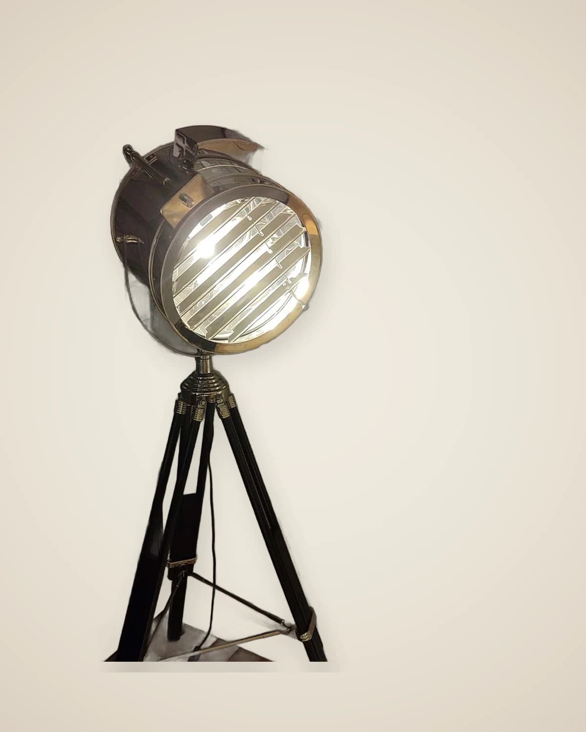 Savaria Holzbeinstativ, silberfarbener Leuchtturm-Design-Stehlampe, große Größe — TUTA — 5