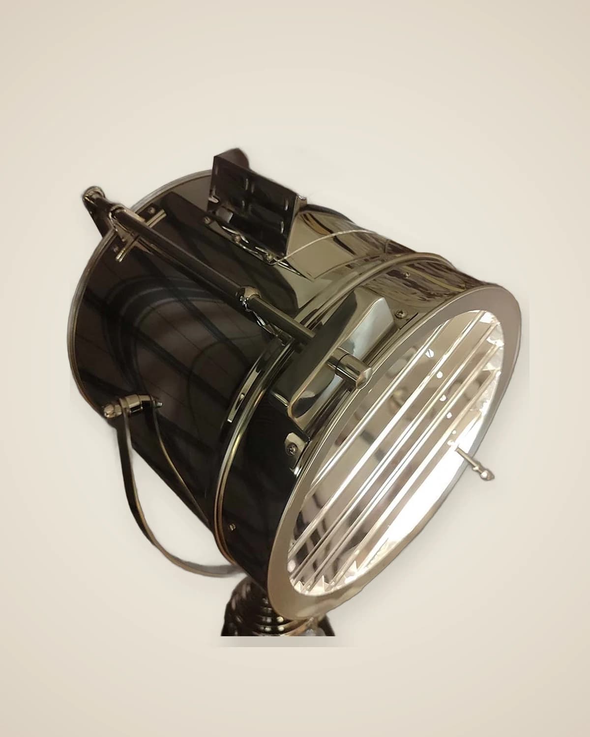 Savaria Holzbeinstativ, silberfarbener Leuchtturm-Design-Stehlampe, große Größe — TUTA — 6