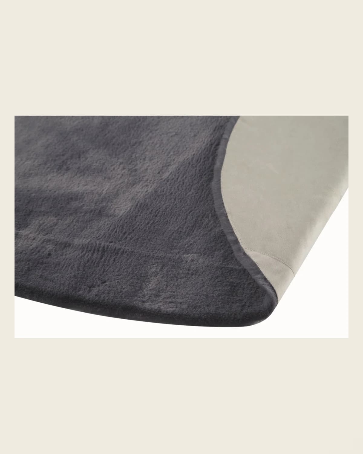 Sully grauer Kunstfell-Lederteppich, R160 cm — TUTA — 3