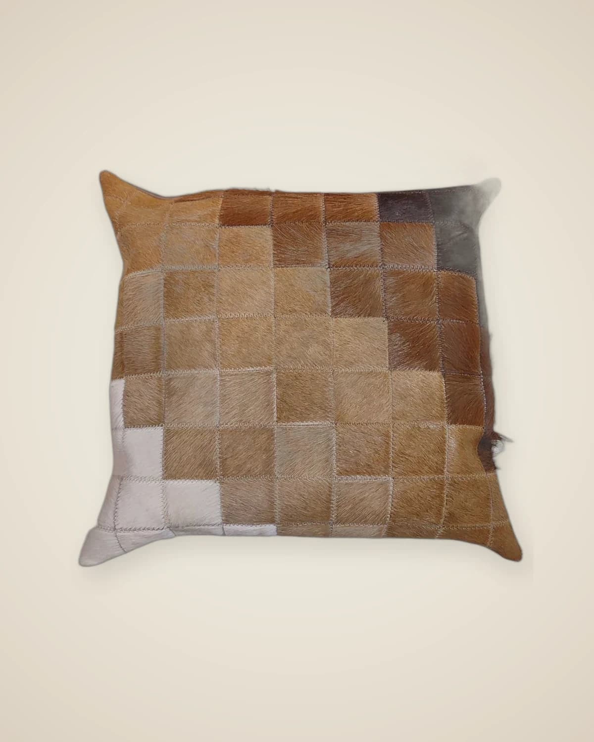 Terra, gemustertes Patchwork-Wurfkissen aus Naturleder – mit Reißverschluss, gefülltes, farbenfrohes Dekokissen (45 x 45 cm) — TUTA — 2