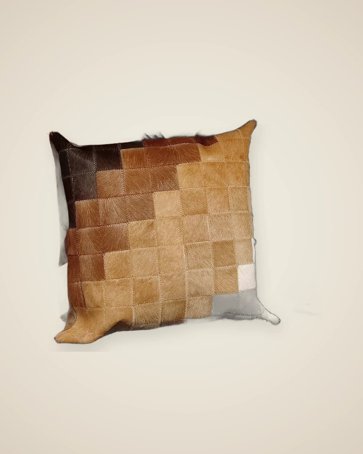 Terra, gemustertes Patchwork-Wurfkissen aus Naturleder – mit Reißverschluss, gefülltes, farbenfrohes Dekokissen (45 x 45 cm) — TUTA — 3