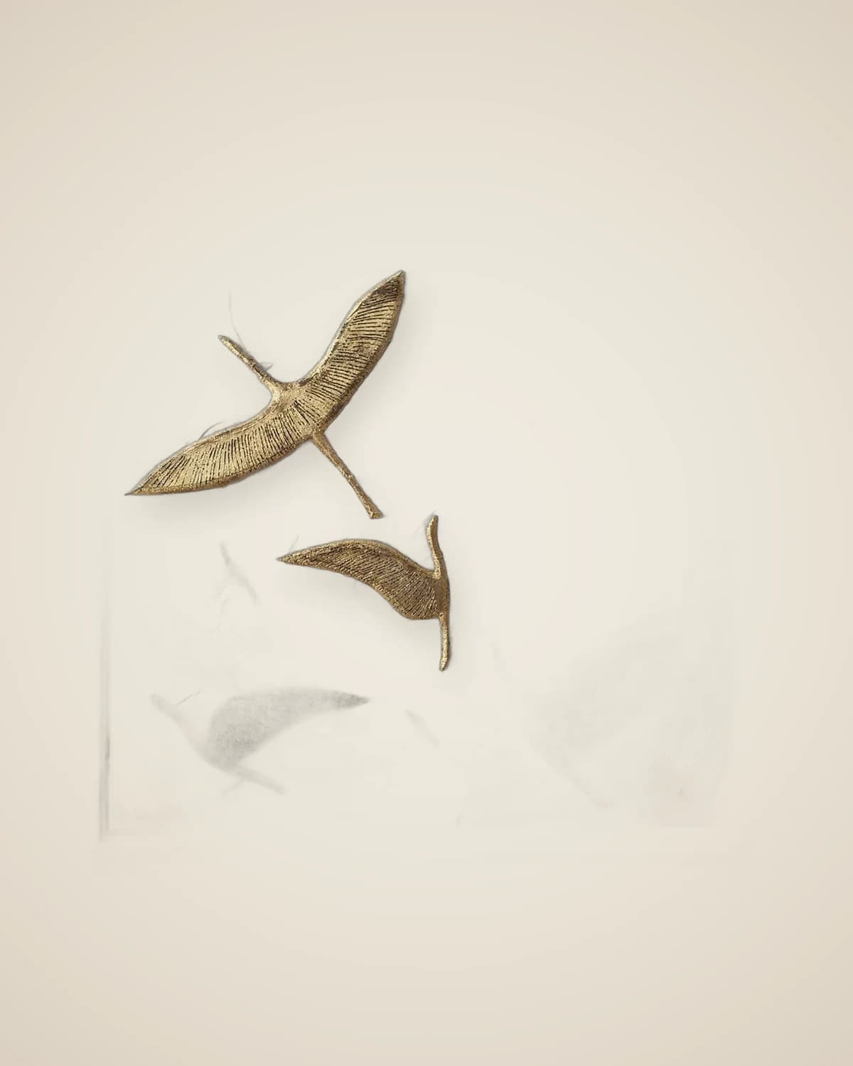 Dreidimensionales, mit Blattgold bedecktes Vogelgemälde — TUTA — 2