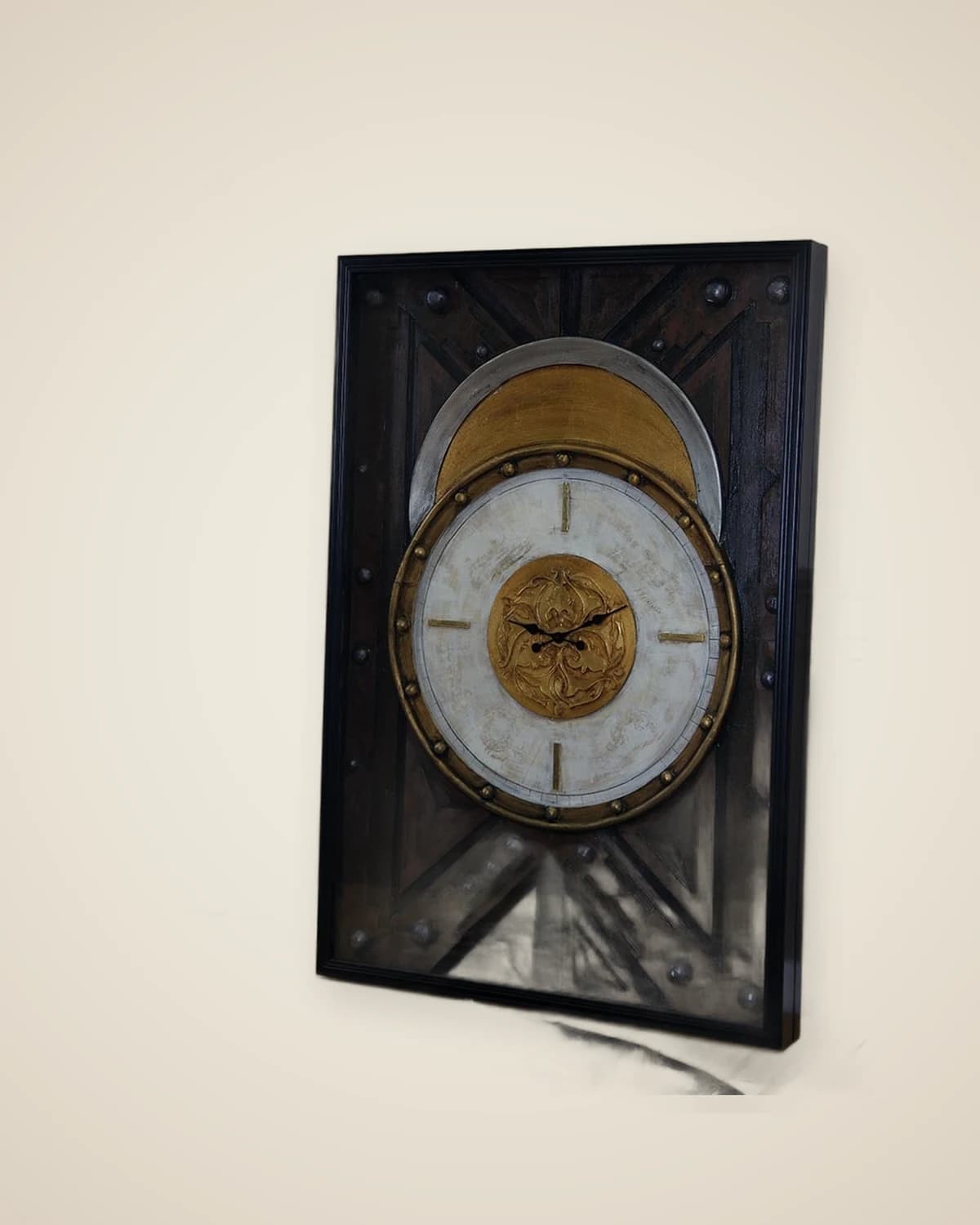 Vintage-Wanduhr mit Holzstruktur — TUTA — 3