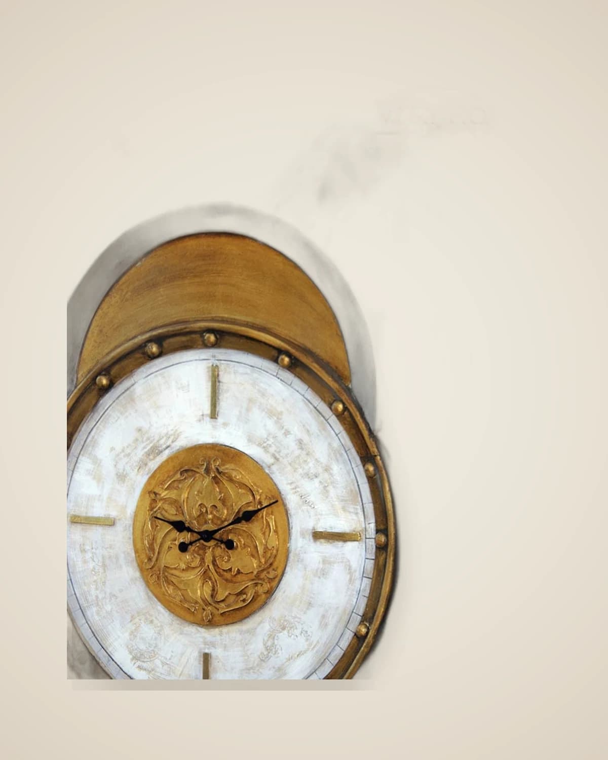 Vintage-Wanduhr mit Holzstruktur — TUTA — 5