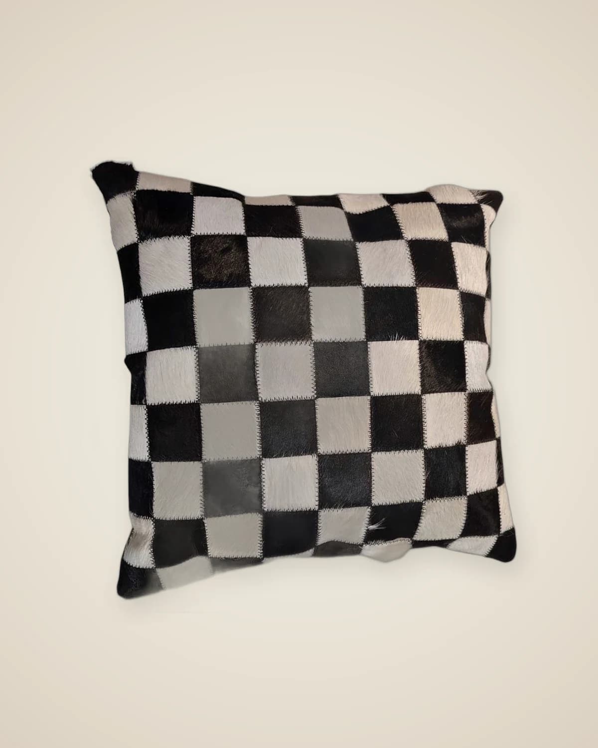 Zeno, gemustertes Patchwork-Wurfkissen aus Naturleder – mit Reißverschluss gefülltes, farbenfrohes Dekokissen (45 x 45 cm) — TUTA — 2