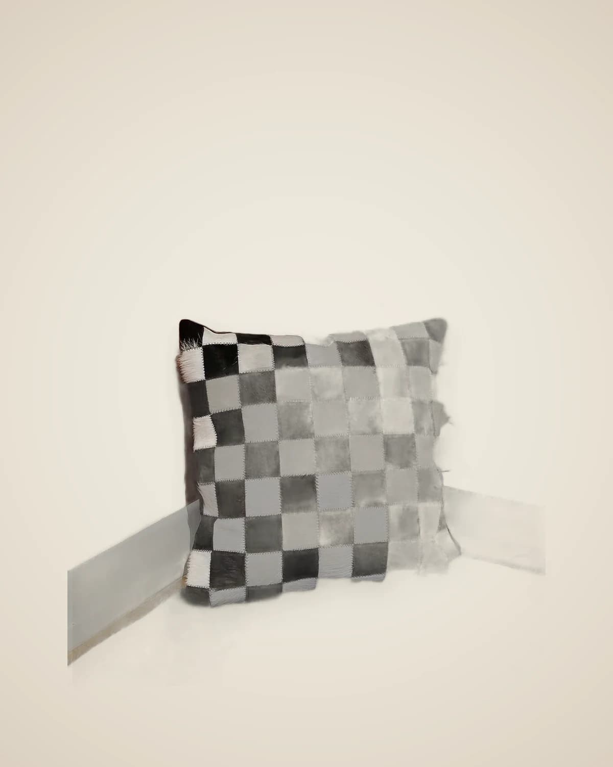 Zeno, gemustertes Patchwork-Wurfkissen aus Naturleder – mit Reißverschluss gefülltes, farbenfrohes Dekokissen (45 x 45 cm) — TUTA — 3